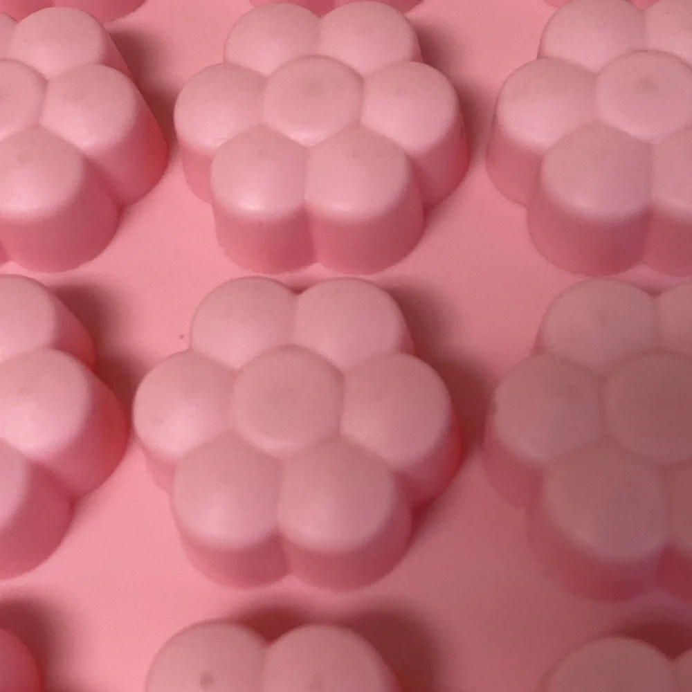 Wilton 24-Cavity Daisy Silicone NWOT Treat Cake Mold, Pink B17 - Picture 3 of 5